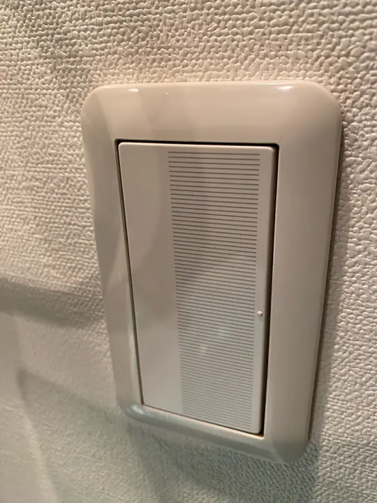 電気スイッチのボタンが戻らない（堺市北区）の施工前の写真2