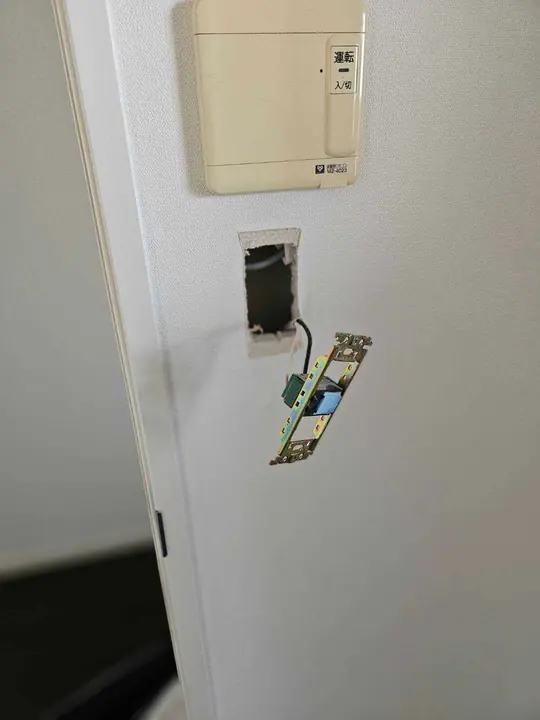 電気スイッチのボタンが戻らない（堺市北区）の施工中の写真1