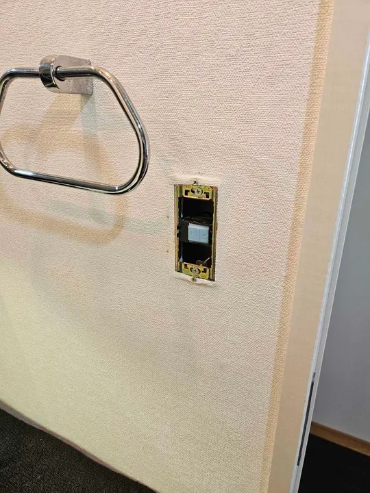 電気スイッチのボタンが戻らない（堺市北区）の施工中の写真2