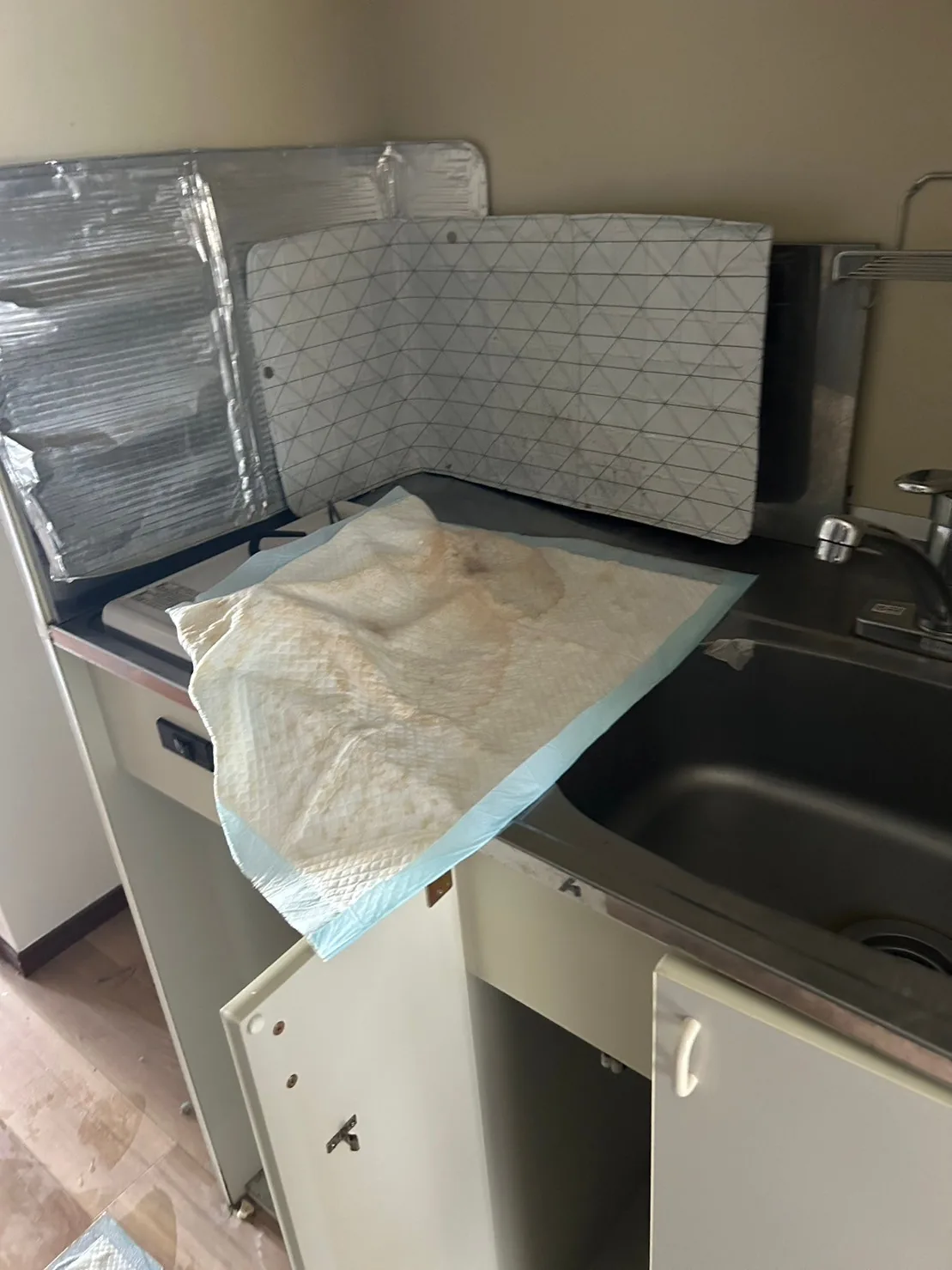 マンション上階からの漏水事故の施工前（キッチン）