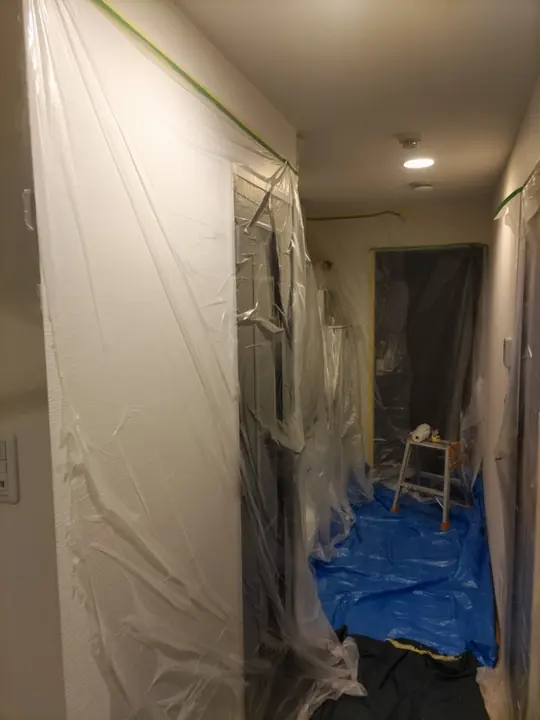 廊下のダウンライトから水漏れ（京都市南区）の施工中の写真1