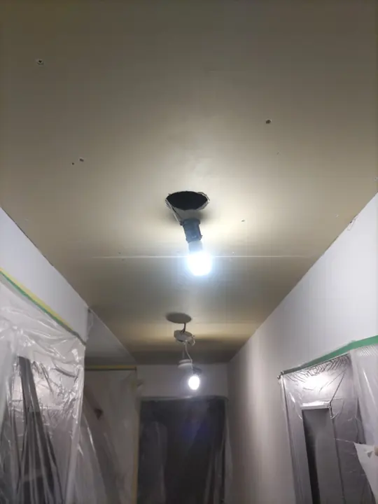 廊下のダウンライトから水漏れ（京都市南区）の施工中の写真3