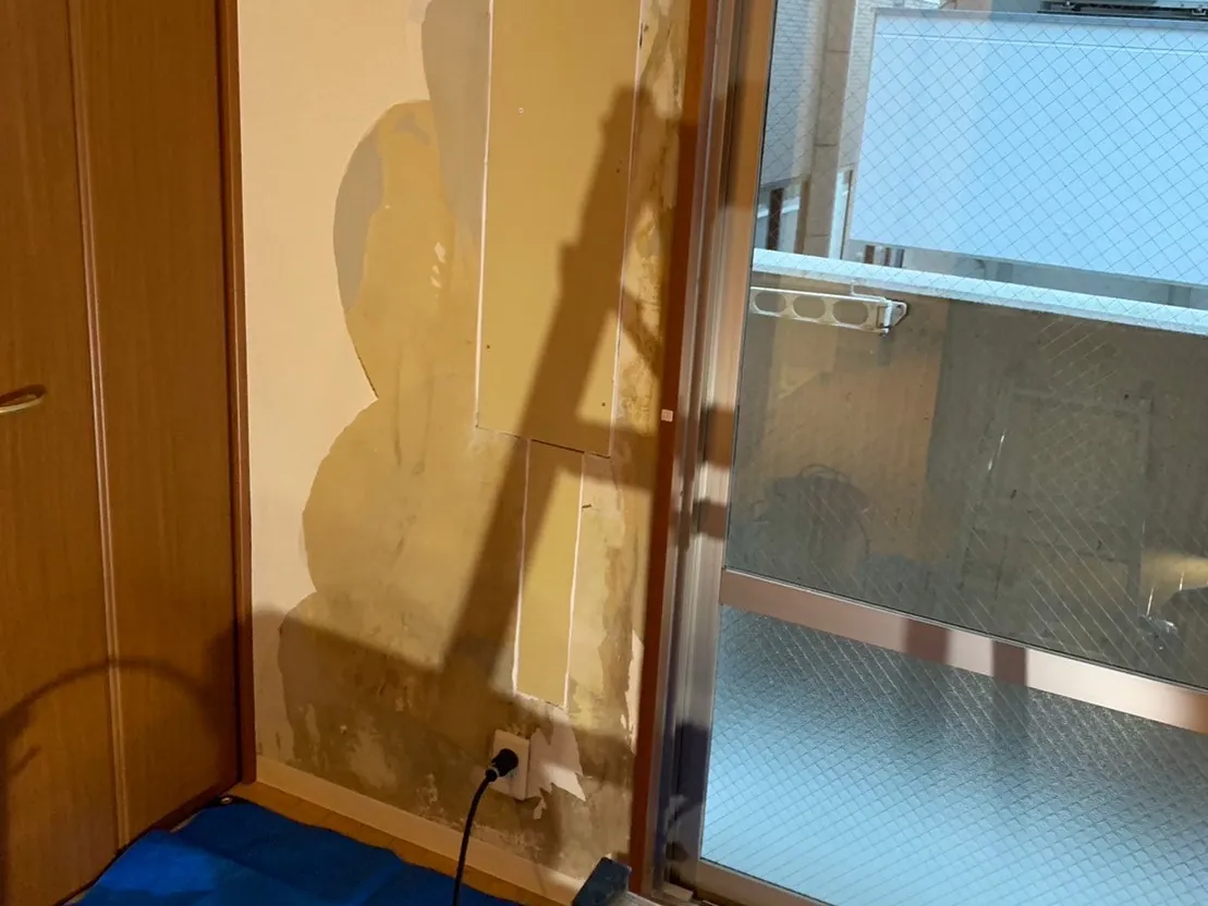 エアコンの水漏れで壁と床が濡れたの施工前