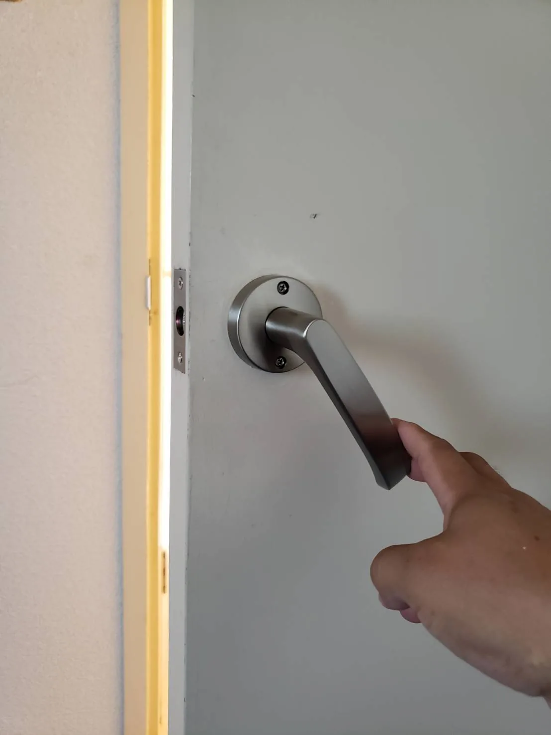 ドアノブのラッチが戻らないの施工後
