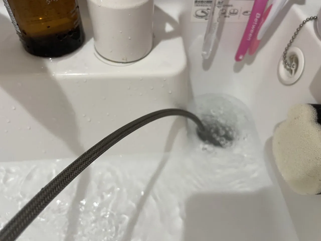 排水口に洗浄ホースを入れている様子（2）