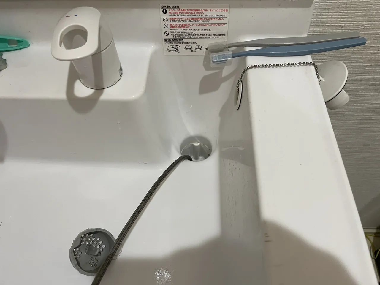 排水口に洗浄ホースを入れている様子（3）