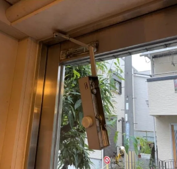 ドアクローザーが外れたの施工前