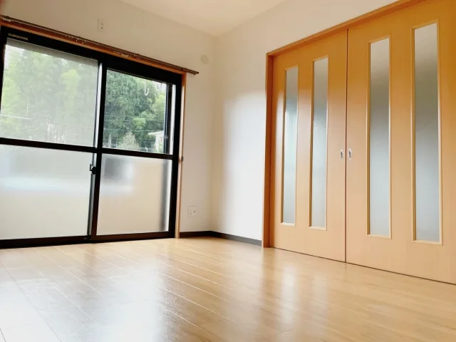 引き戸と窓のある部屋のイメージ写真